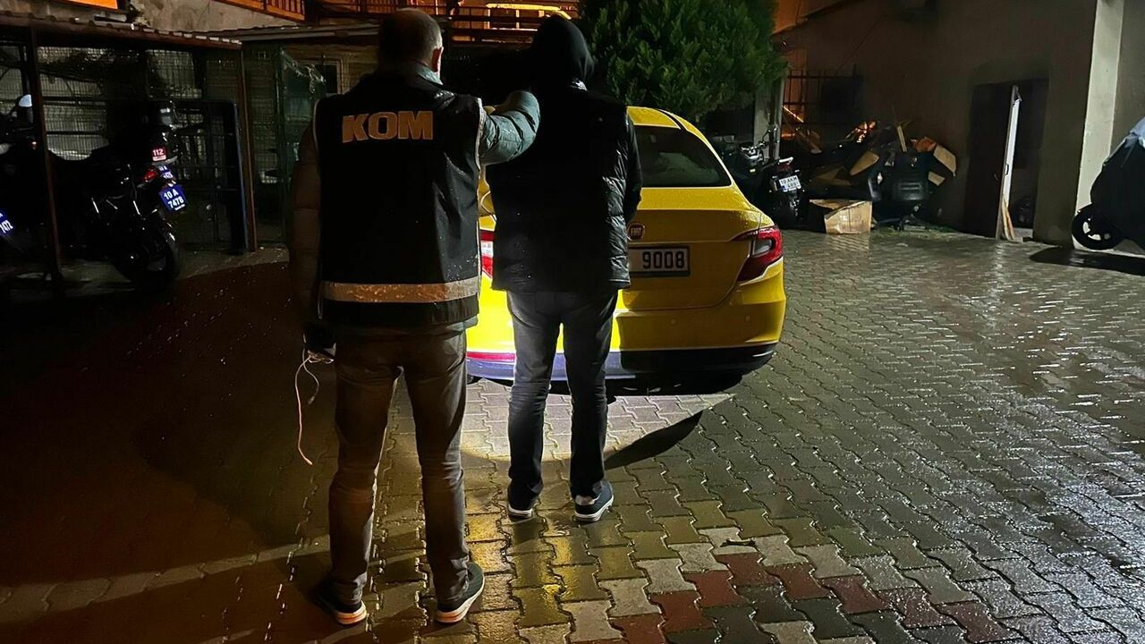 Ayvalık'ta 5 düzensiz göçmen ile göçmen kaçakçılığı şüphelisi yakalandı
