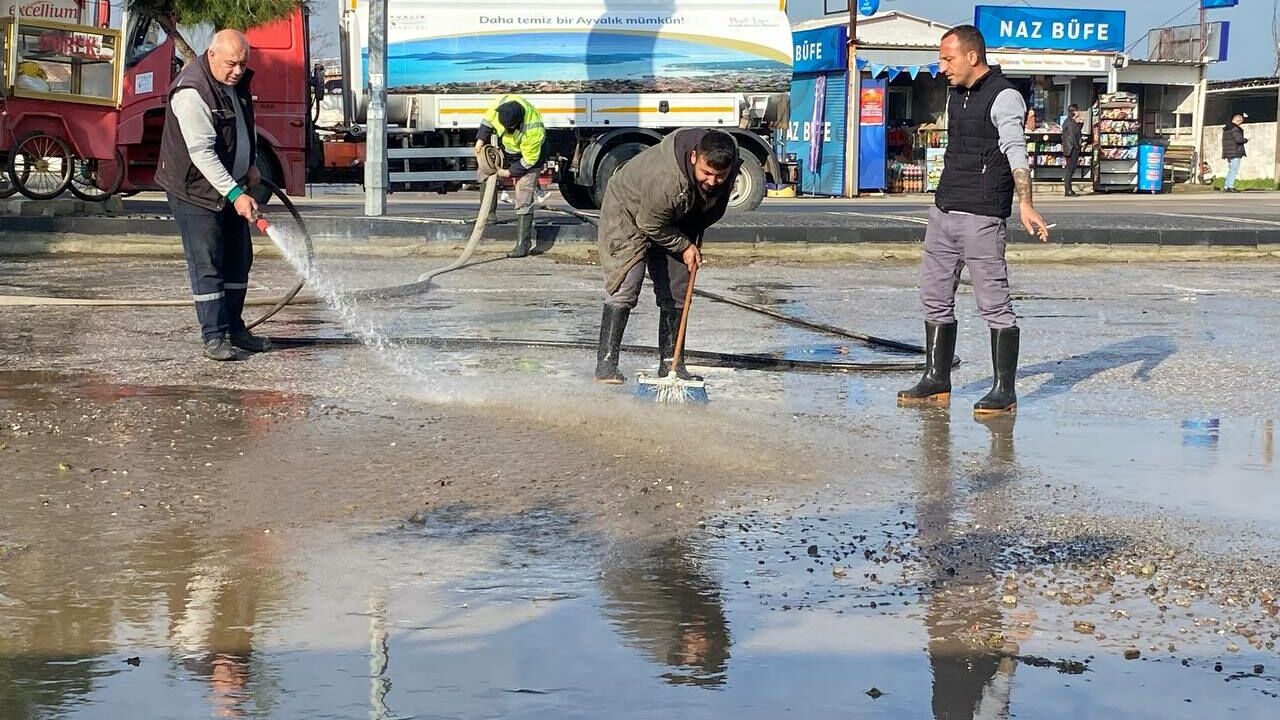 Ayvalık yağışın yarattığı hasarı temizlemeye çalışıyor