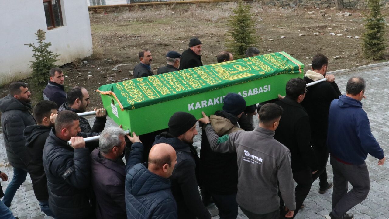 Eşini ve kızını öldürdükten sonra intihar eden polis ile eşinin cenazesi Yozgat'ta defnedildi