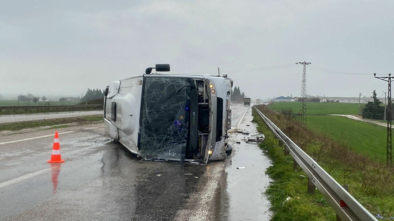 Gönen'de yağışlı havadan dolayı minibüs devrildi! 2 yaralı!