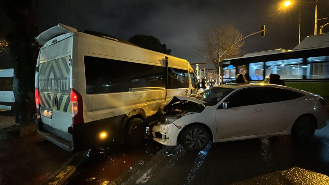 Servis minibüsüyle otomobilin çarpıştığı kazada 4 kişi yaralandı