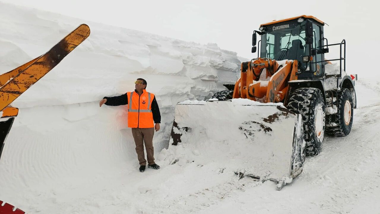 Metrelerce kar altındaki yollarda çalışmalar sürüyor