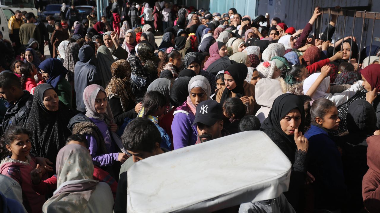 Gazzeliler sınırlı sayıda ekmek için saatlerce kuyrukta bekliyor