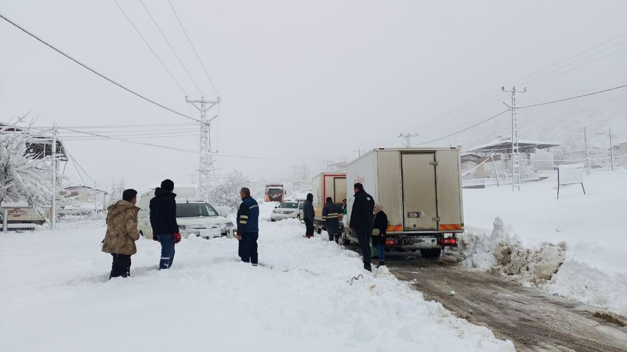 Yüksek kesimlerde kar yağışı nedeniyle otomobilde mahsur kalan 2 kişi kurtarıldı