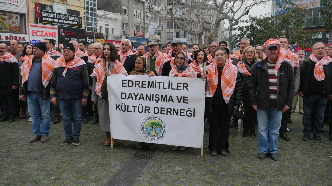 Balıkesir'de zeytin toplama işçileri hasadın bitimini "Meci Şenliği"yle kutladı