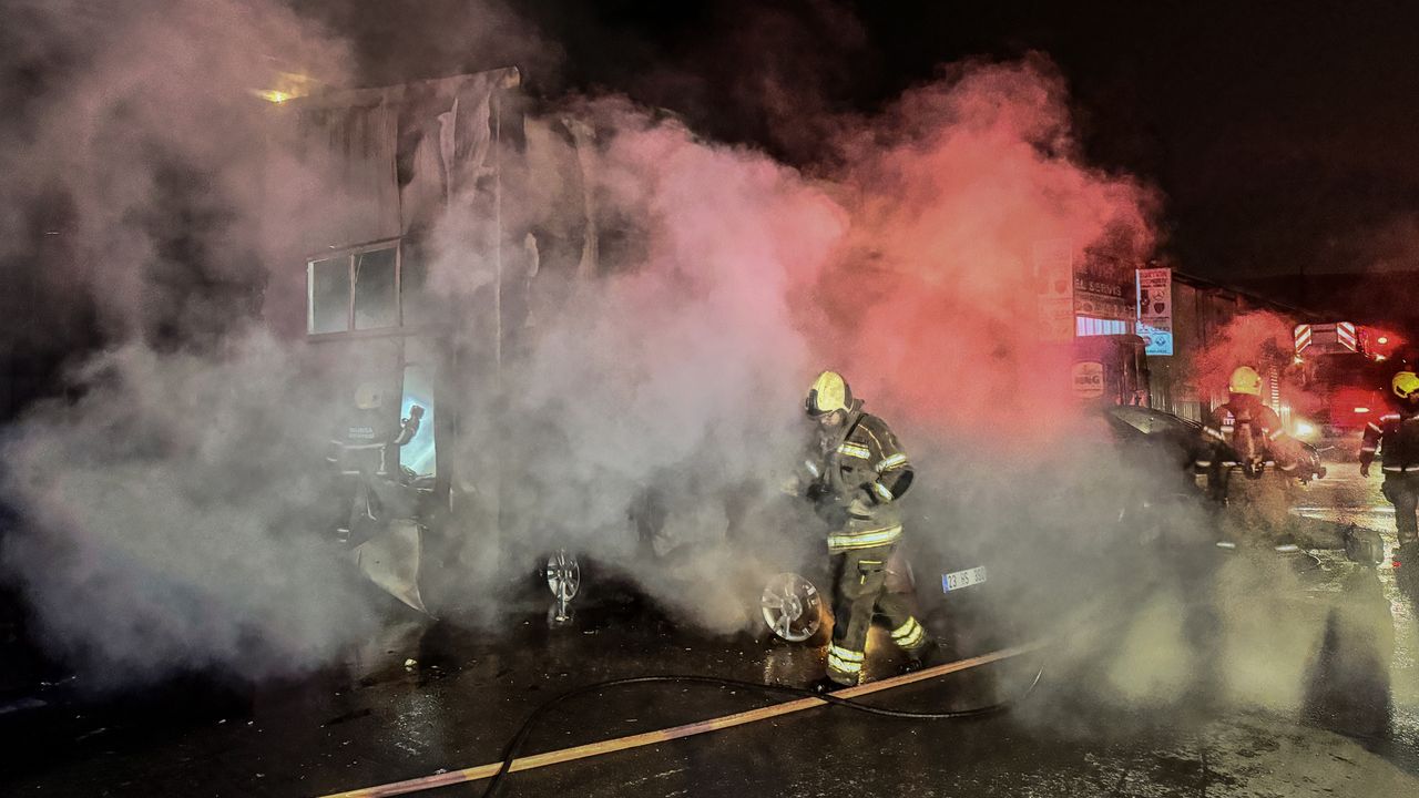 Sanayi sitesinde bulunan oto tamirhanesinde çıkan yangında 4 araç yandı