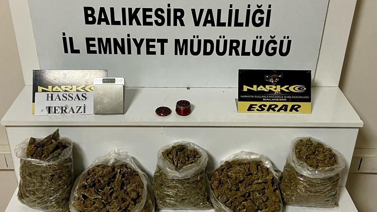 Balıkesir'de bavula gizlenmiş 2 kilo 510 gram esrar ele geçirildi