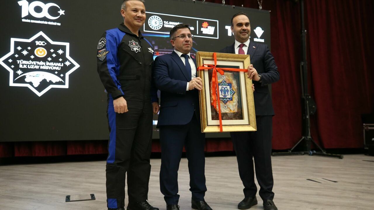 Bakan Kacır ve ilk Türk Astronot Alper Gezeravcı Balıkesir Üniversitesi'nde gençlerle buluştu!