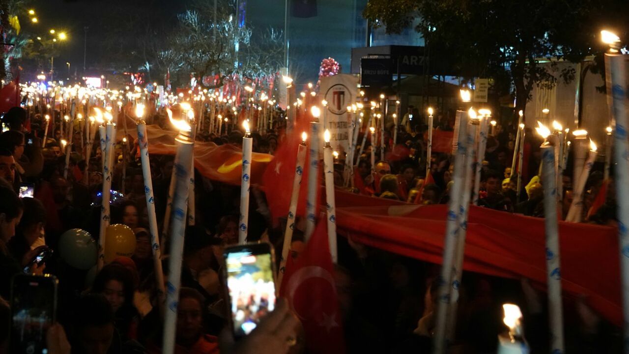 Çanakkale Deniz Zaferi'nin 109. yıl dönümünde fener alayı düzenlendi