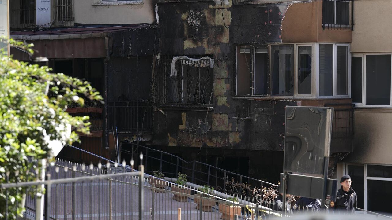 Beşiktaş'ta yanan gece kulübünün bulunduğu apartmanda güvenlik önlemleri sürüyor