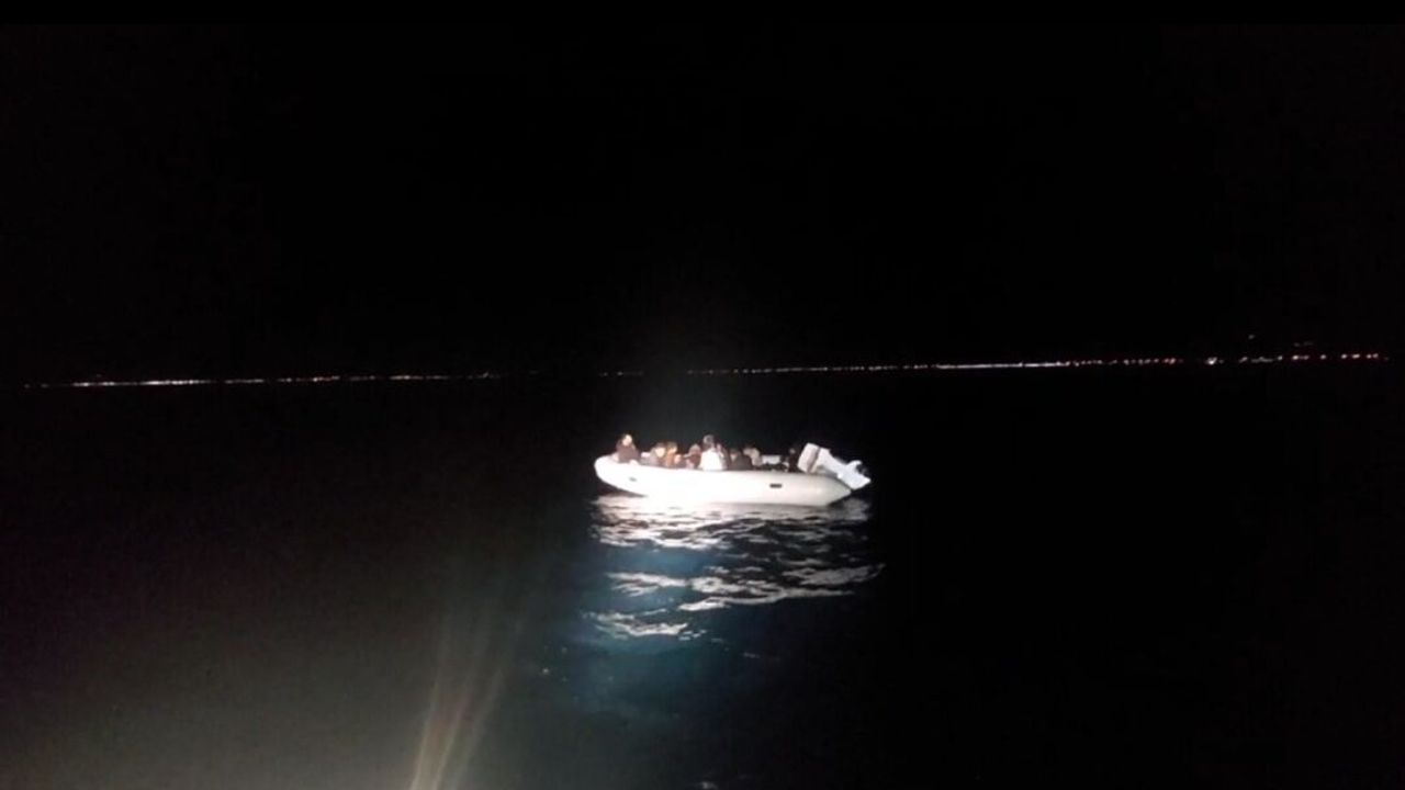 Balıkesir’de motoru arızalanan lastik bottaki 17 düzensiz göçmen kurtarıldı