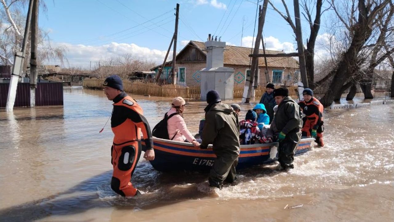 Kazakistan’daki sel bölgelerinden yaklaşık 100 bin kişi tahliye edildi