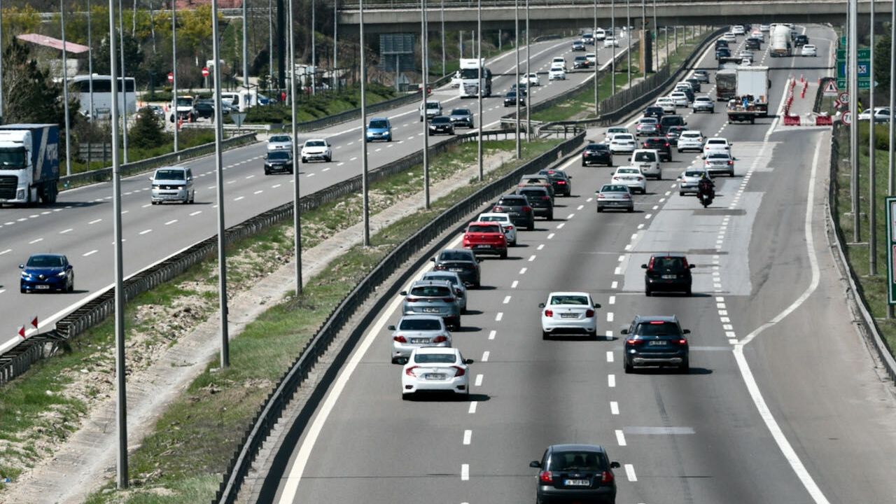 Anadolu Otoyolu'nun Bolu kesiminde bayram tatili dönüş trafiği akıcı yoğun seyrediyor