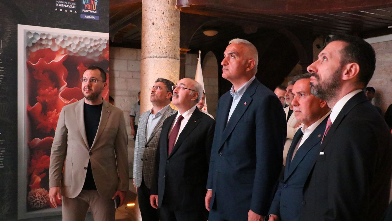 Bakan Ersoy, Adana'da Uluslararası Portakal Çiçeği Karnavalı'ndaki sergi ve atölyeleri inceledi