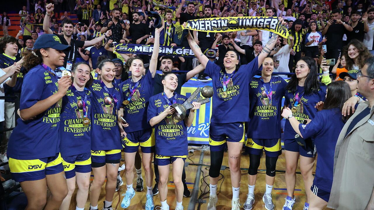 FIBA Kadınlar Avrupa Ligi şampiyonu Fenerbahçe kupasını aldı