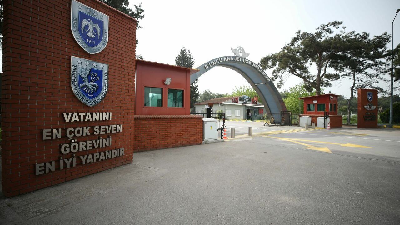 Balıkesir 9'uncu Ana Jet Üssü vatan savunması için donanımlı pilotlar yetiştiriyor