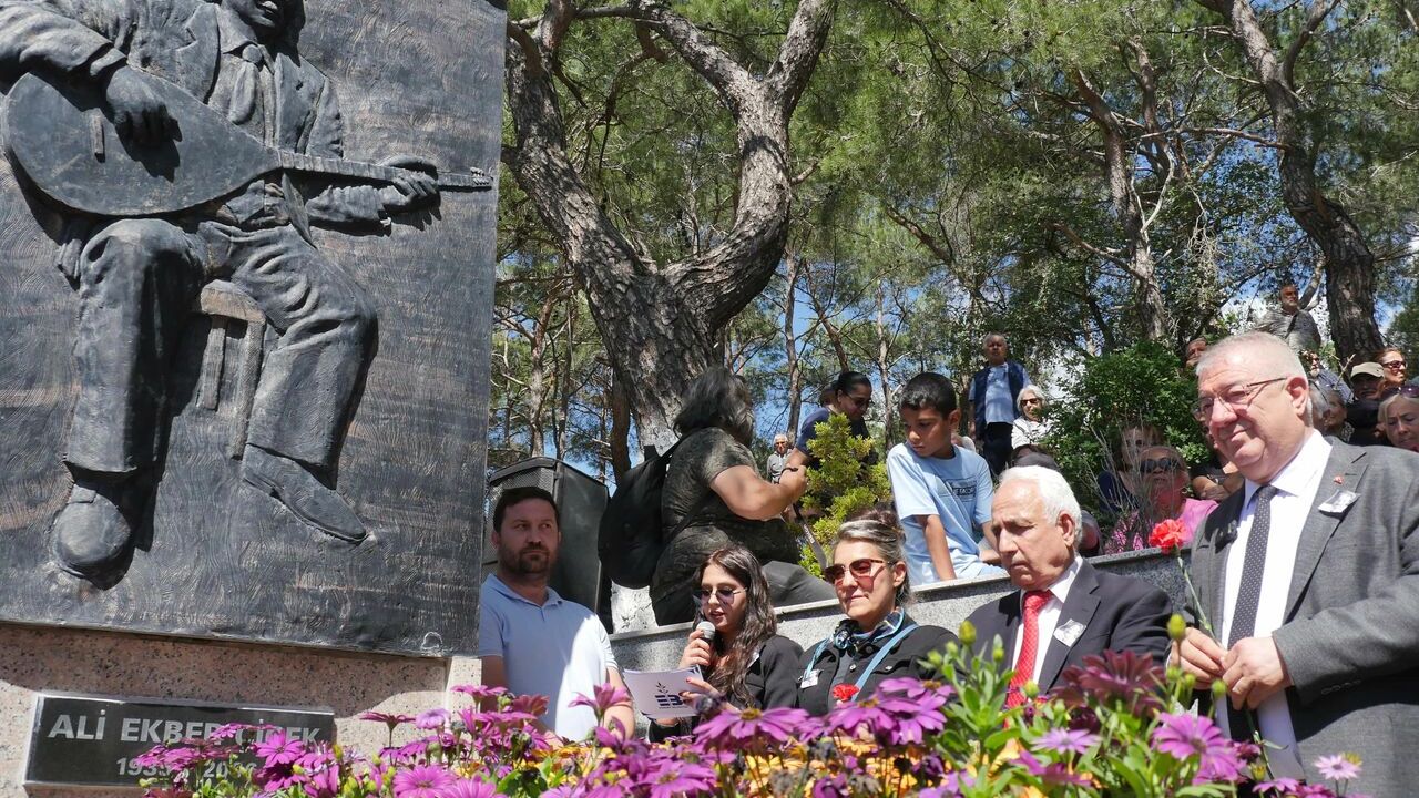 Halk ozanı Ali Ekber Çiçek, vefatının 18. yılında Edremit'teki kabri başında anıldı