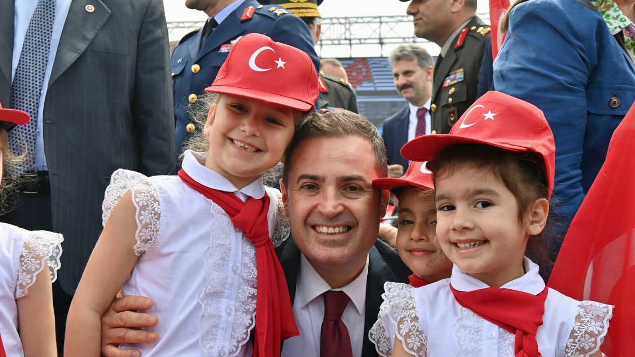 Balıkesir de yıllar sonra 23 Nisan coşkusu sokaklara sığmadı!