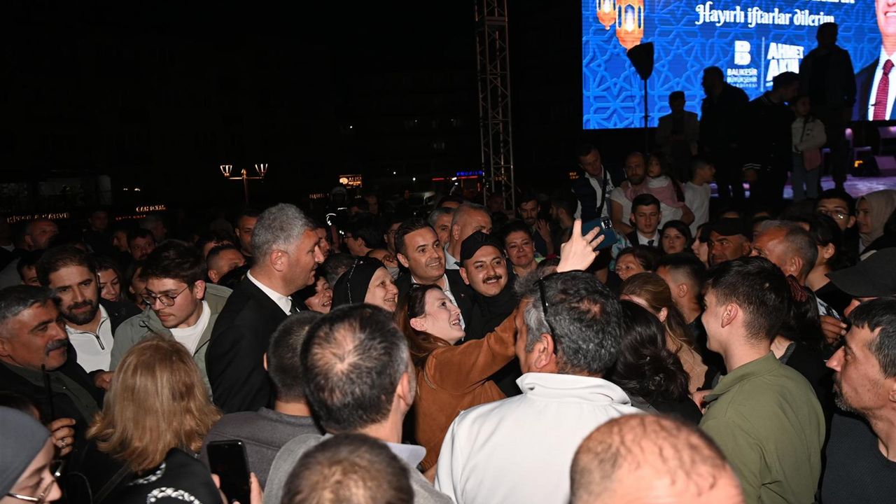 Balıkesirliler, Kadir Gecesi'nde Ahmet Akın ile iftarda buluştu