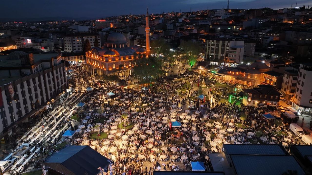 Ahmet Akın, Kadir Gecesi'nde gerçekleştirilen iftarın videosunu paylaştı