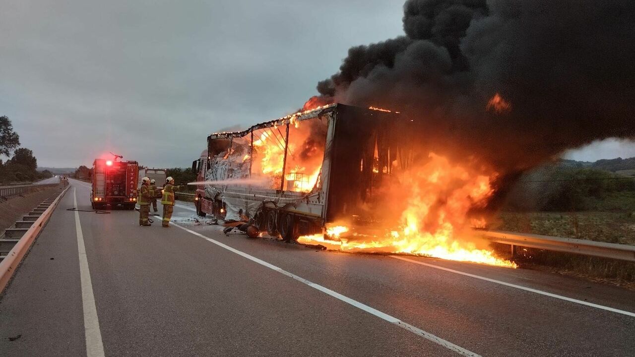 Balıkesir'de ambar malzemesi yüklü tır alev aldı!