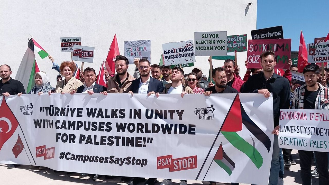 Bandırma Onyedi Eylül Üniversitesi'nde öğrenciler İsrail'in Gazze'ye saldırılarını protesto etti