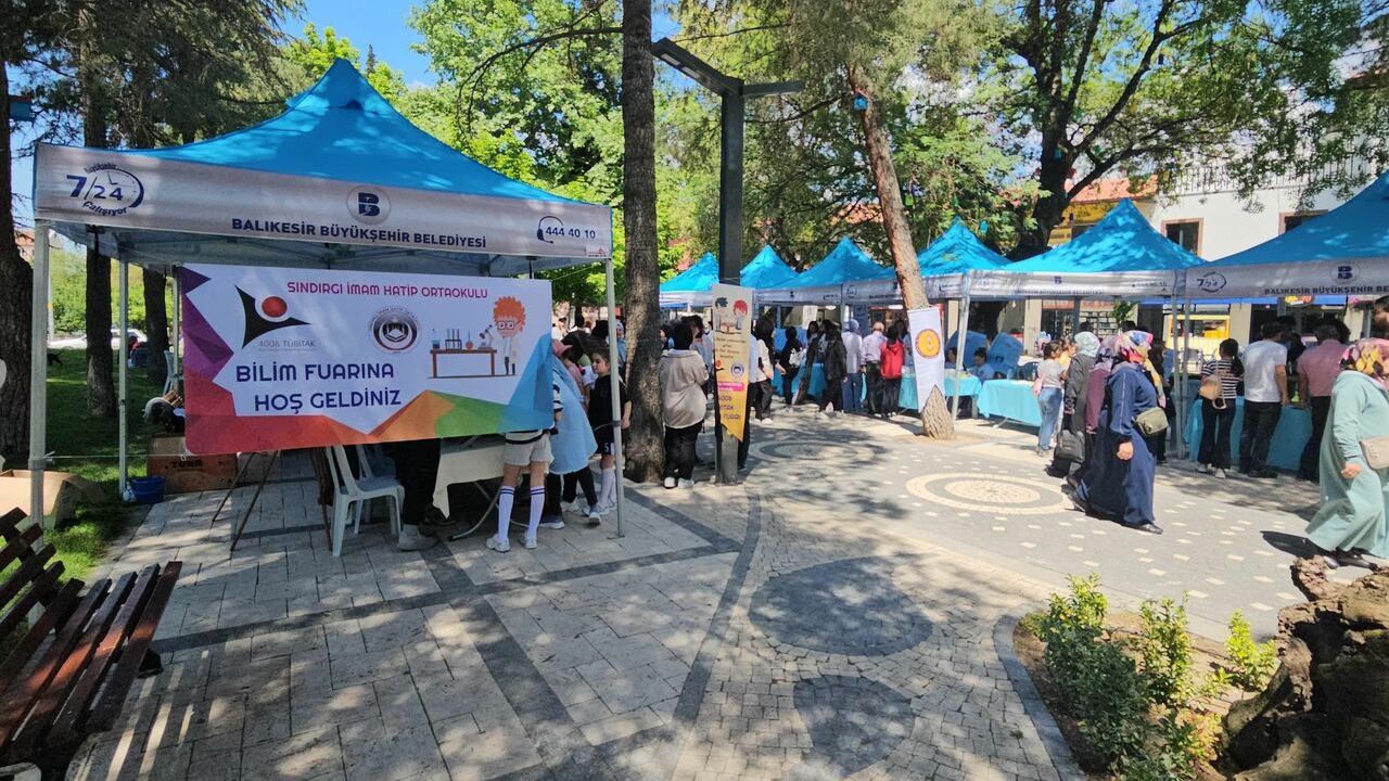 Sındırgılı öğrenciler TÜBİTAK 4006 Bilim Fuarı'nda projelerini sergiledi