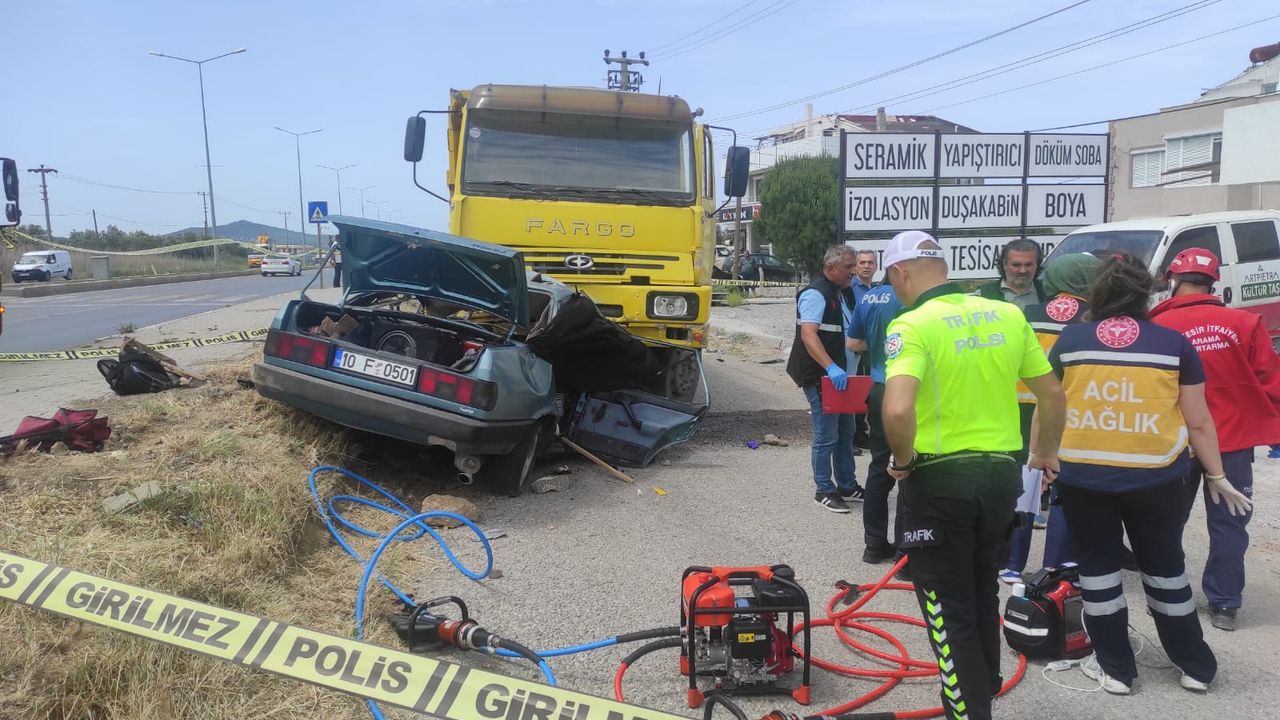 Burhaniye'de korkunç kaza! Otomobil kamyona çarptı! 3 kişi yaşamını yitirdi!