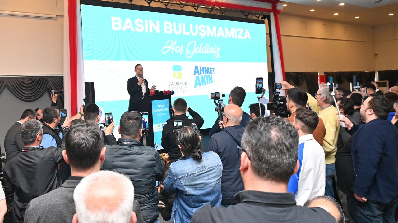Ahmet Akın Belediye şirketlerinden maaş ve huzur hakkı almayacağını söyledi