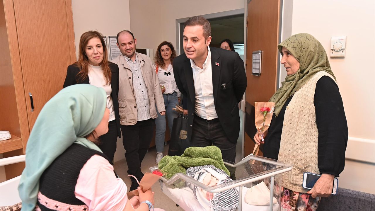 Ahmet Akın hem annelerin hem de hemşirelerin gününü kutladı