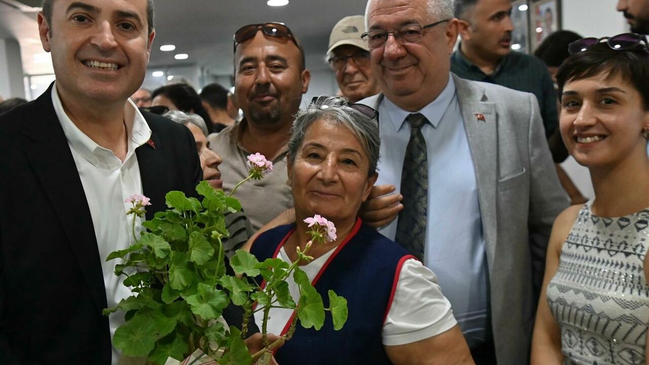 Ahmet Akın, Edremit'te vatandaşların taleplerini dinledi