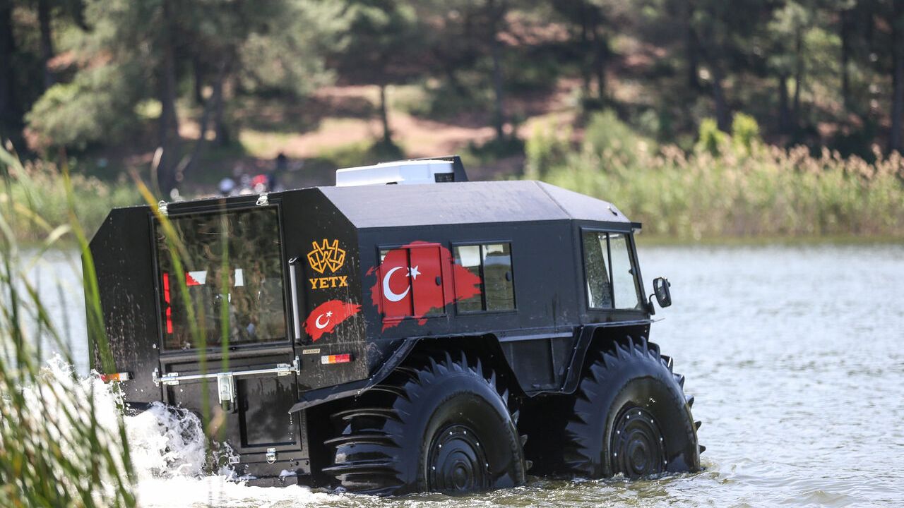 Bataklık ve su yüzeyinde de gidebilen arazi aracı Bursa'dan 12 ülkeye ihraç ediliyor