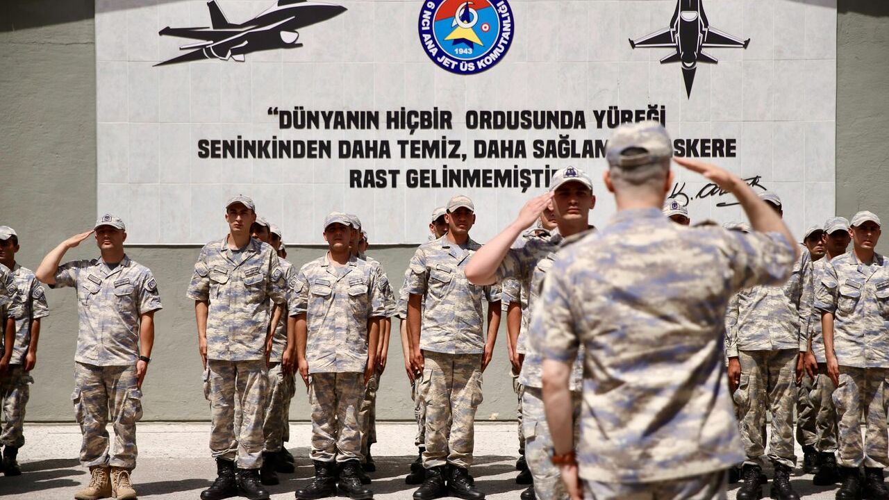 Bandırma 6'ncı Ana Jet Üs Komutanlığı'nda "gökyüzü bekçileri"nin bayram heyecanı