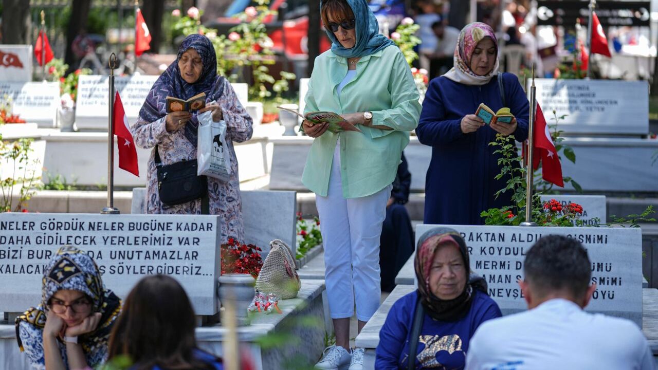 Şehit aileleri bayramın ilk gününde Edirnekapı Şehitliği'ni ziyaret etti