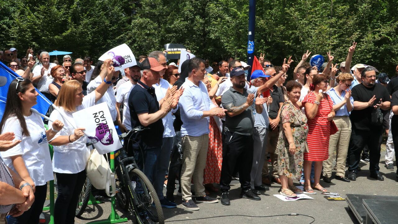 Belediye Başkanı'nın istifasını isteyen halk protesto gösterileri düzenliyor