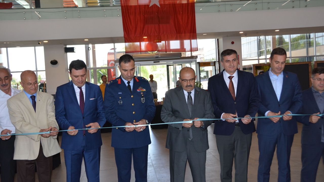 Balıkesir'de hükümlü ve yükümlülerin el sanatları sergisi açıldı