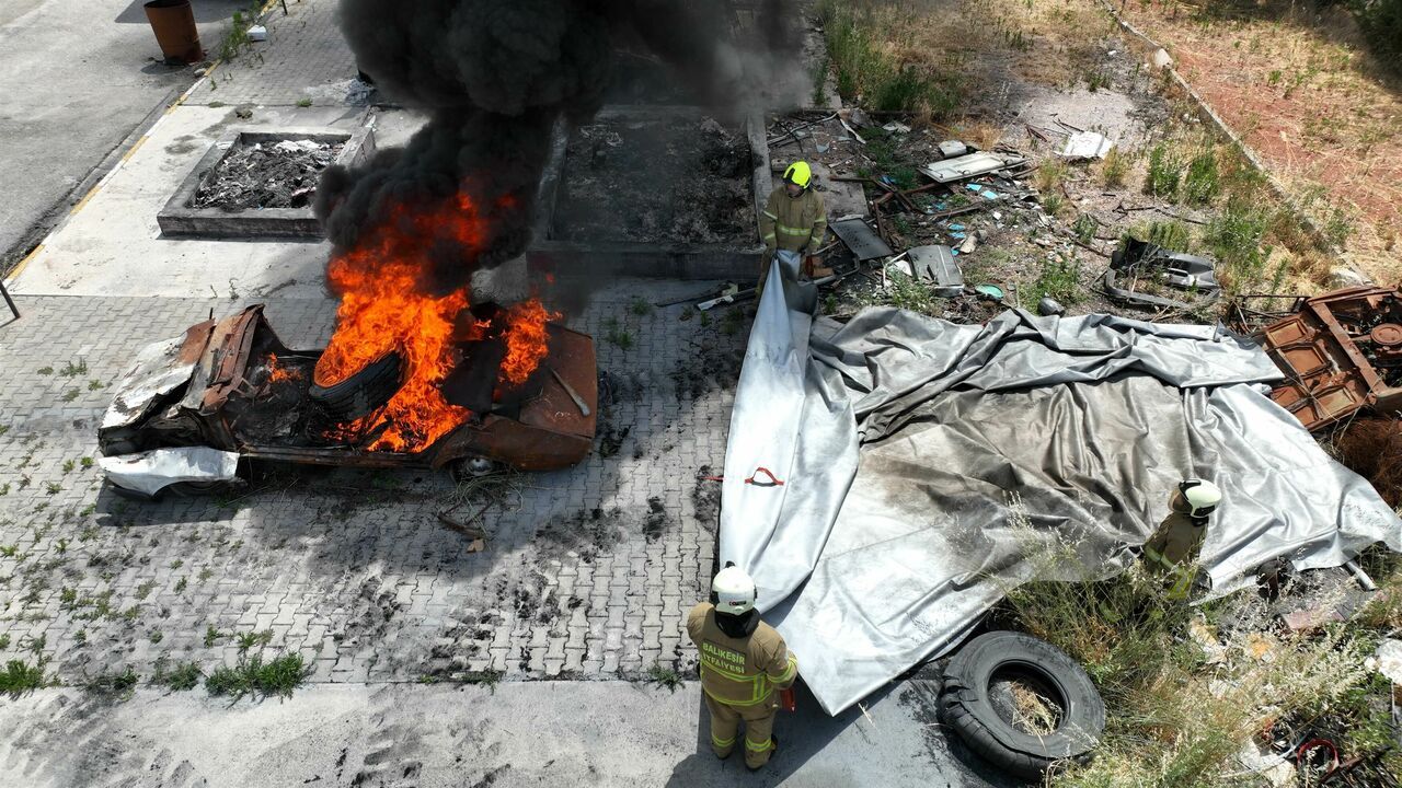 Balıkesir İtfaiyesi, elektrikli araç yangınlarına müdahale eğitimi aldı