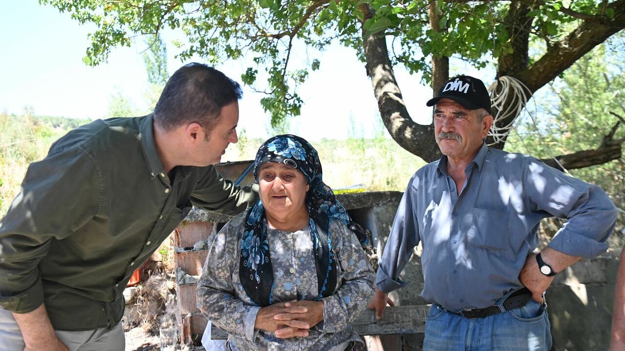 Ahmet Akın evi yanan aileye yeni bir ev yaptıracak