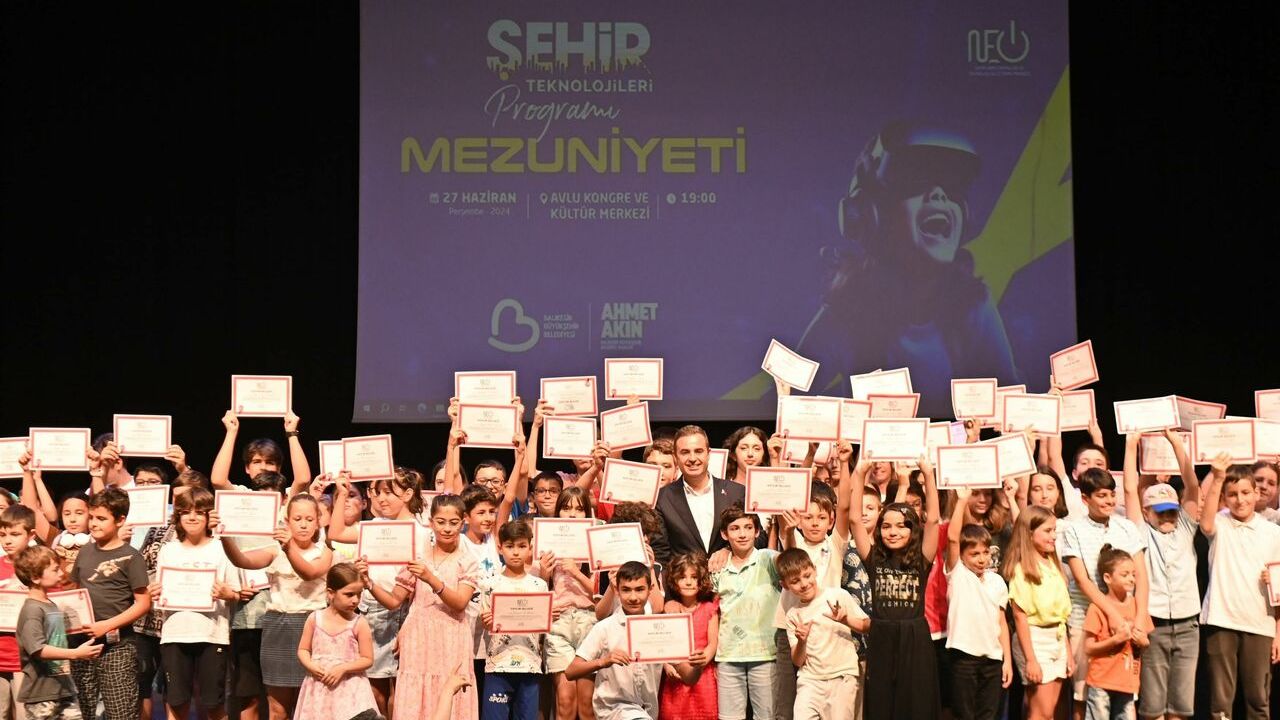 Şehir Teknolojileri programını tamamlayıp mezun oldular