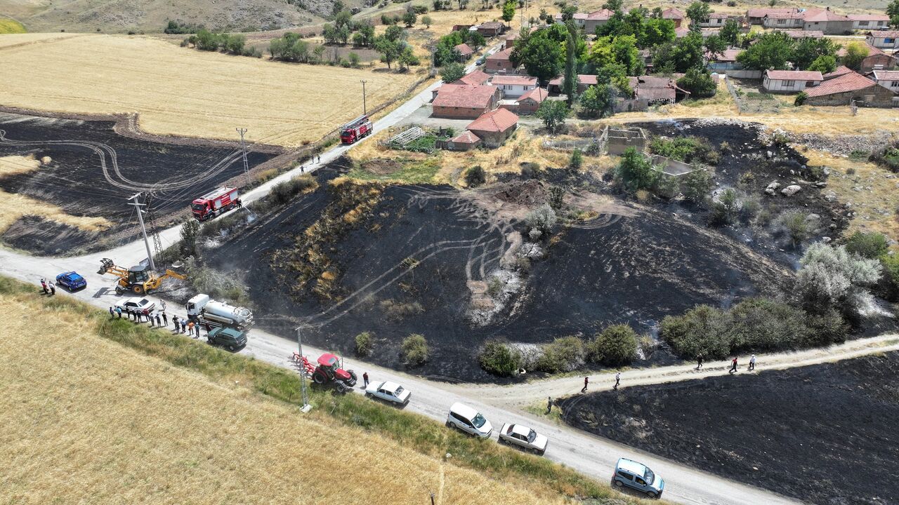 Bahçedeki otları temizlemek için yakılan ateş araziyi kül etti