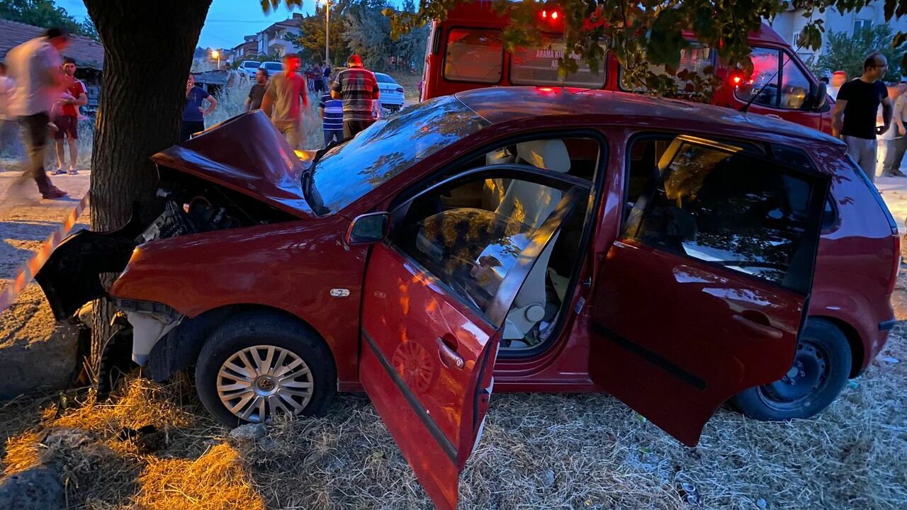 Bigadiç'te ağaca çarpan otomobildeki 2 kişi öldü, 6 kişi yaralandı