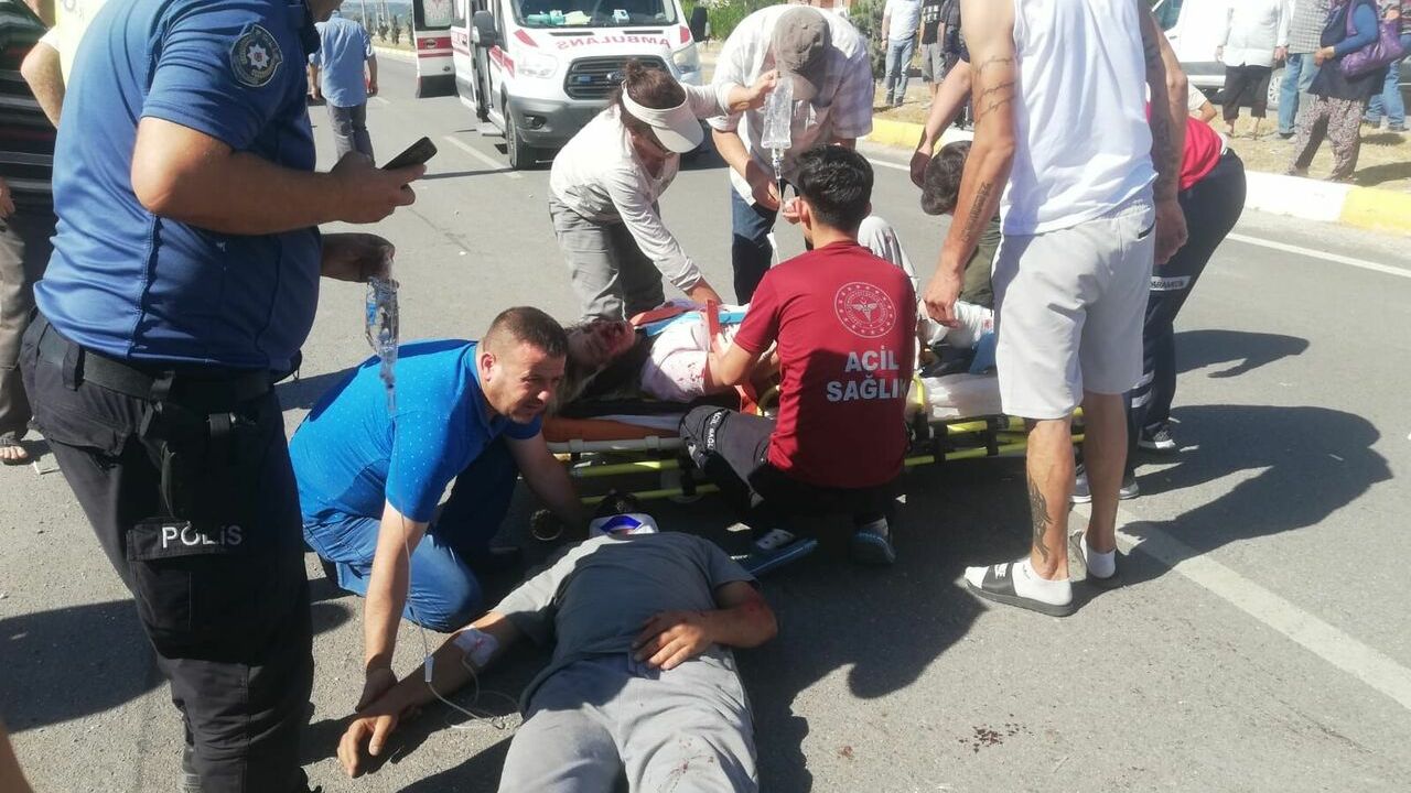 Savaştepe'de otomobilin motosiklete çarptığı kazada 3 kişi yaralandı