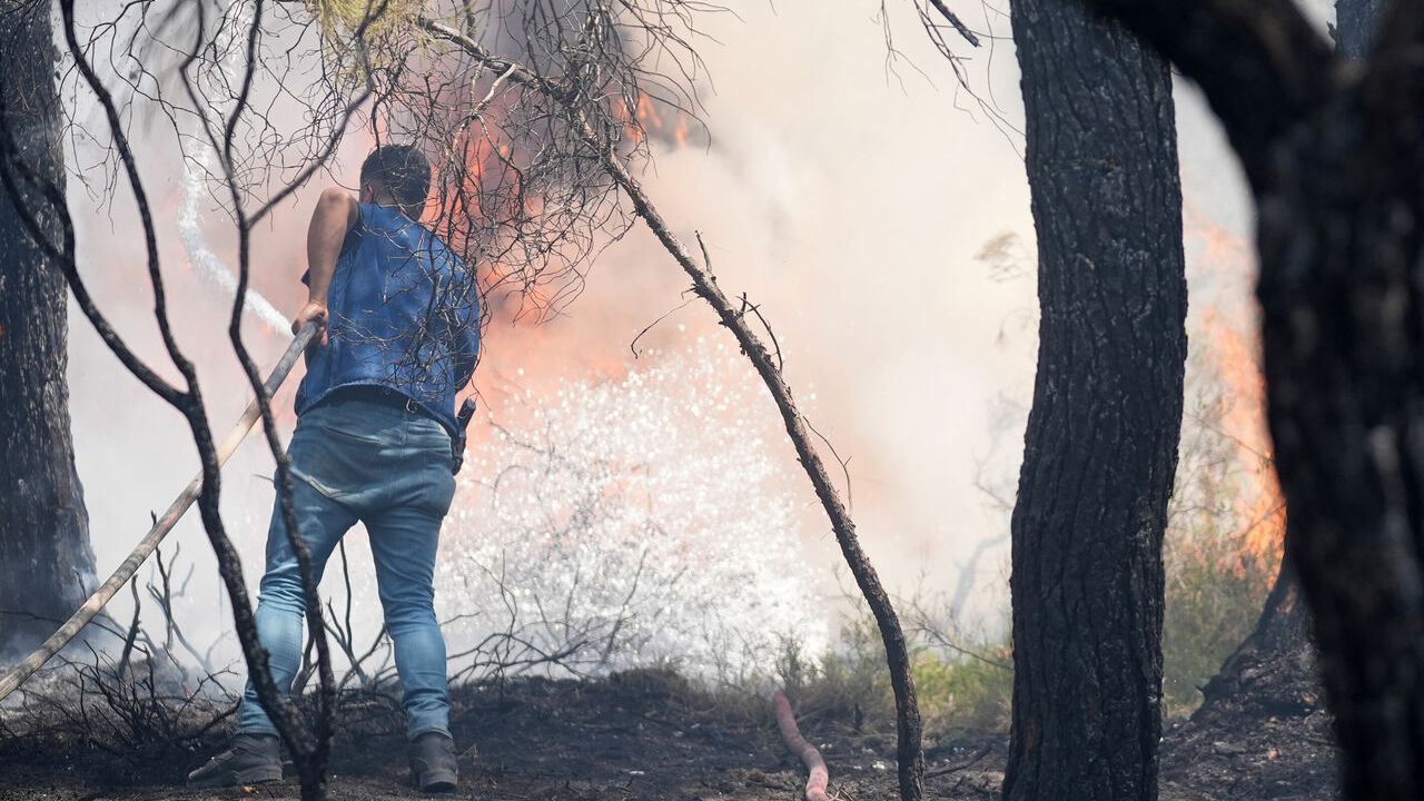 İzmir Buca'daki yangında soğutma çalışmaları başladı