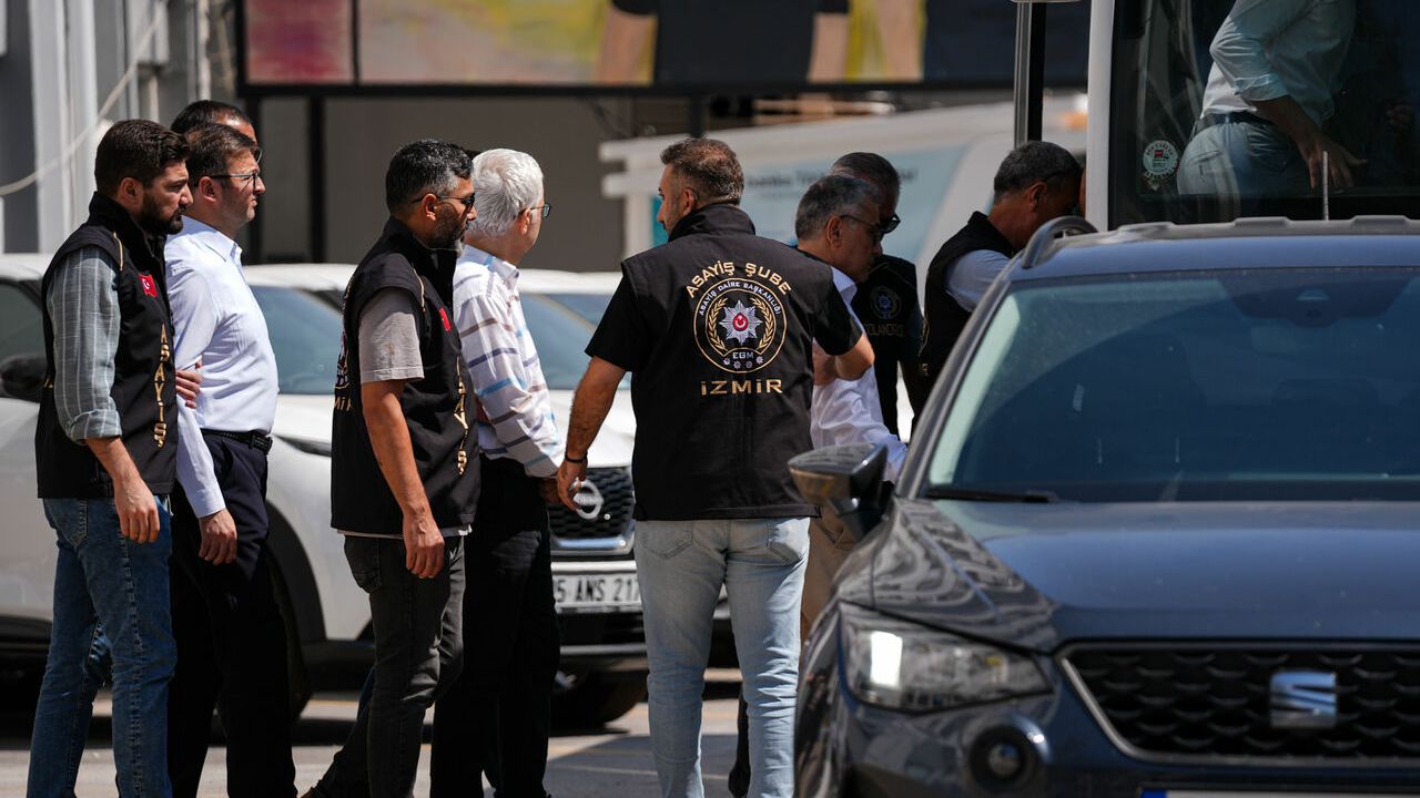 İzmir'de 2 kişinin akıma kapılarak ölümüne ilişkin 2 şüpheliye ev hapsi verildi