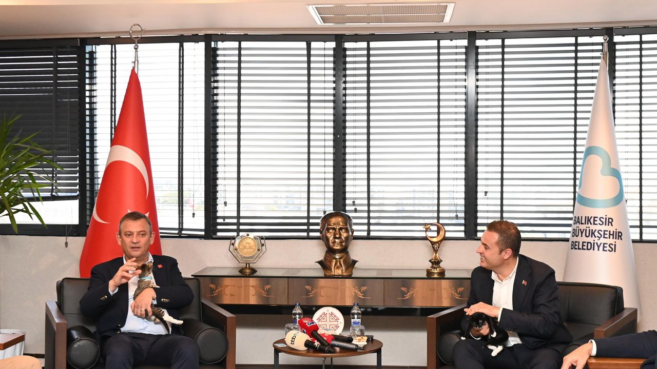 Özgür Özel'den Ahmet Akın'a övgü: Balıkesir'i güzel hizmetlerle buluşturacak