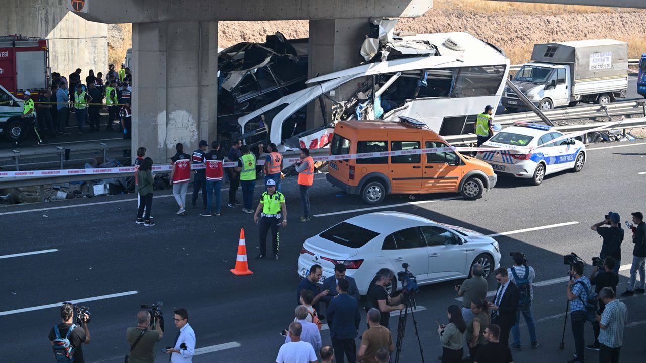 Otobüs köprü ayağına saplandı! 9 kişi öldü 26 yolcu yaralı