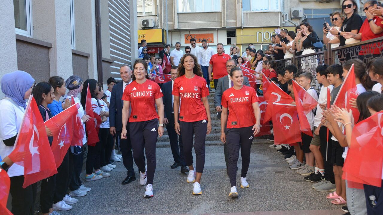 Milli sporcular Paris dönüşünde Balıkesir'de çiçeklerle karşılandı