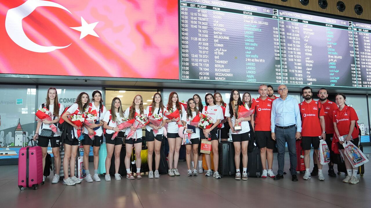 Avrupa şampiyonu 20 Yaş Altı Kadın Milli Voleybol Takımı şampiyonlukla yurda döndü
