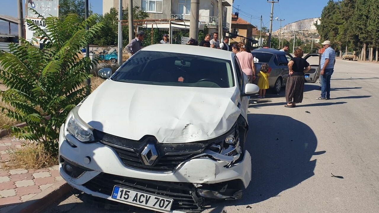 İki otomobilin çarpıştığı kazada 4 kişi yaralandı