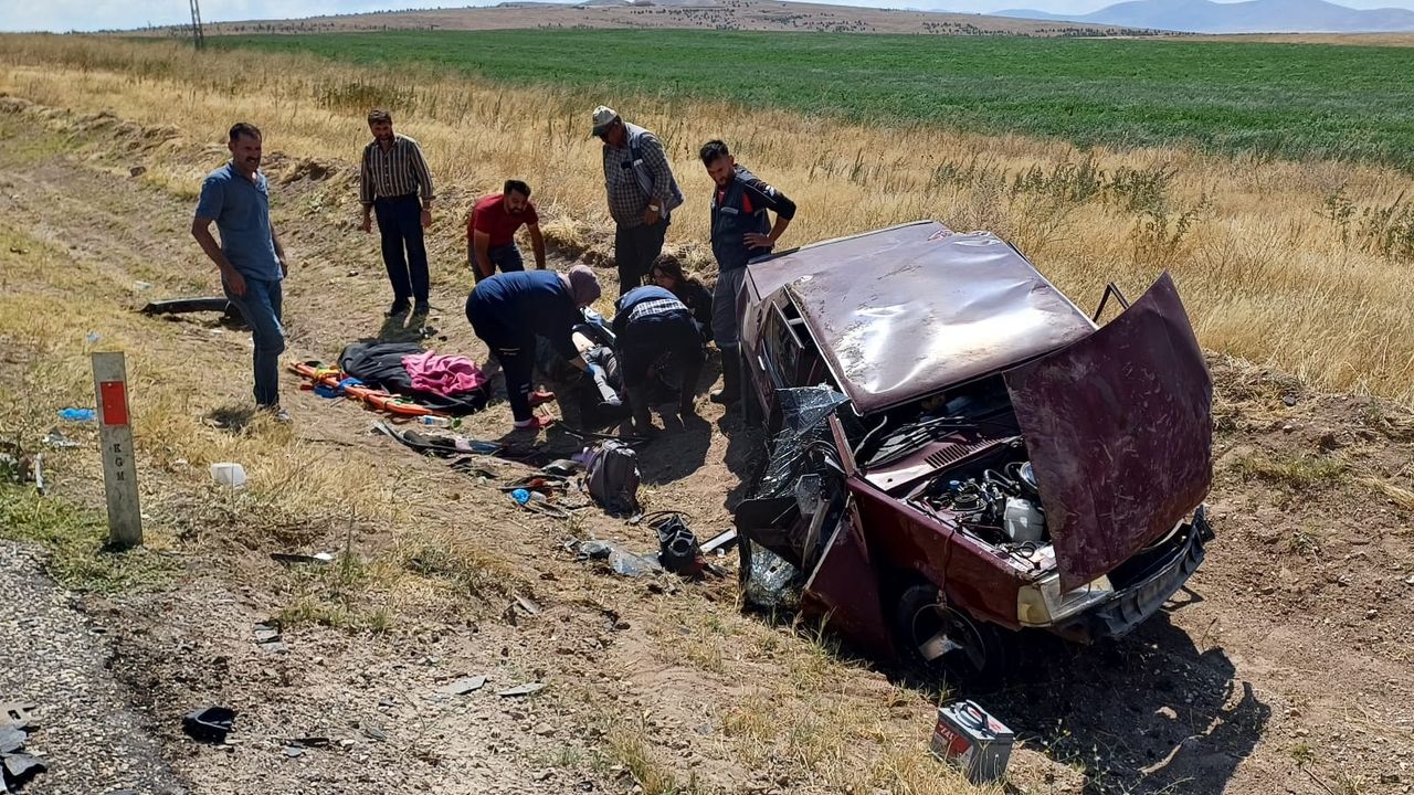 İki aracın çarpıştığı kazada 3 kişi yaralanırken 3 kişi hayatını kaybetti
